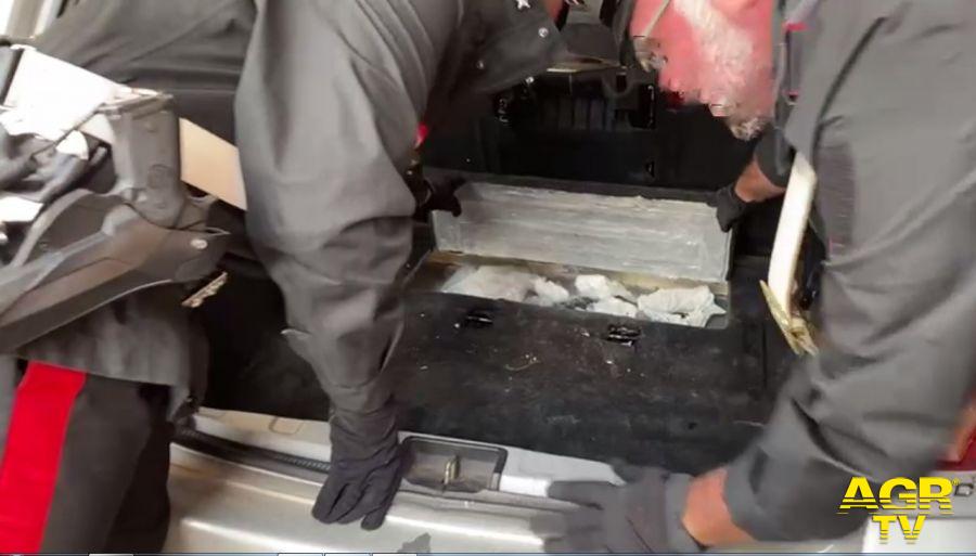 Carabinieri una pistola e droga nel sottofondo del bagagliaio dell'autol
