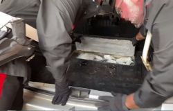 Roma, una pistola calibro 9 e cocaina nel sottofondo del bagagliao di un'auto, due in manette