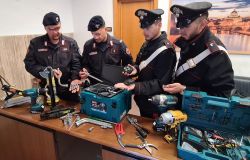 Roma, smontano le ruote ad una Smart, sorpresi dai carabinieri finiscono in manette