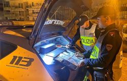 Con la patente sospesa e “ubriaco” al volante, si addormenta al semaforo. Soccorso dalla Polizia di Stato, mostra agli agenti il titolo di guida di un altro.