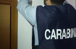carabinieri recupero droga in un intercapedine