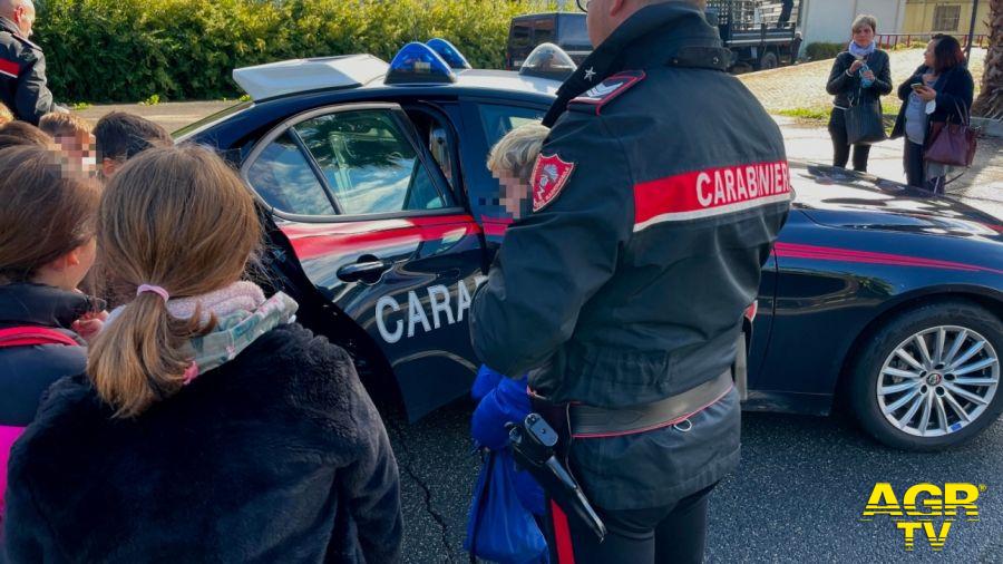 Carabinieri la visita di una scolaresca in caserma