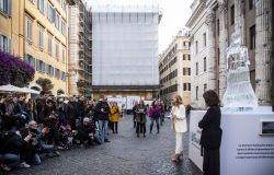 ActionAid la statua di ghiaccio scoperta in piazza di Pietra con Claudia Gerini credit ph Alessandro Serranò