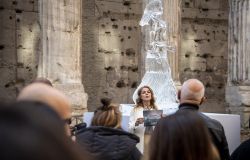 ActionAid la statua di ghiaccio scoperta in piazza di Pietra credit ph Alessandro Serranò   con Claudia Gerini