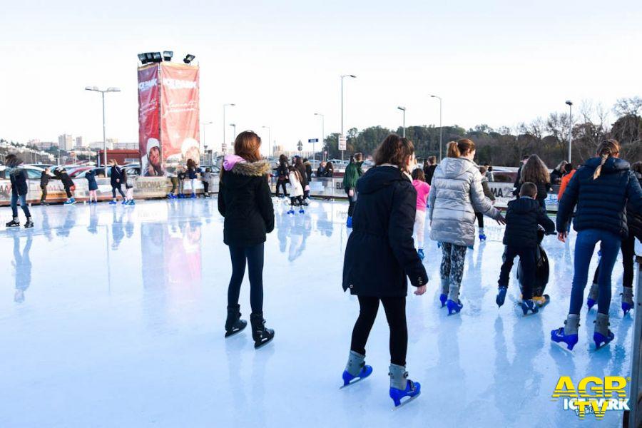 Feste di Natale, tutti a pattinare sul ghiaccio
