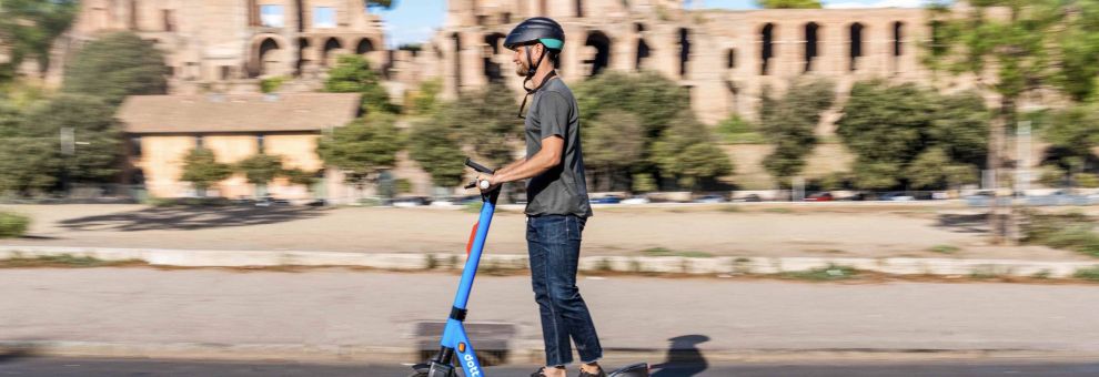 Sicurezza stradale, arriva la stretta del MIT sui monoppattini, obbligatorio il casco e la targa