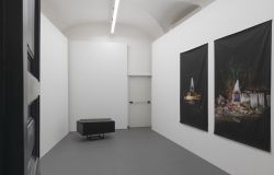 Sala mostra Installation Alessio Barchitta foto Carlo Romano