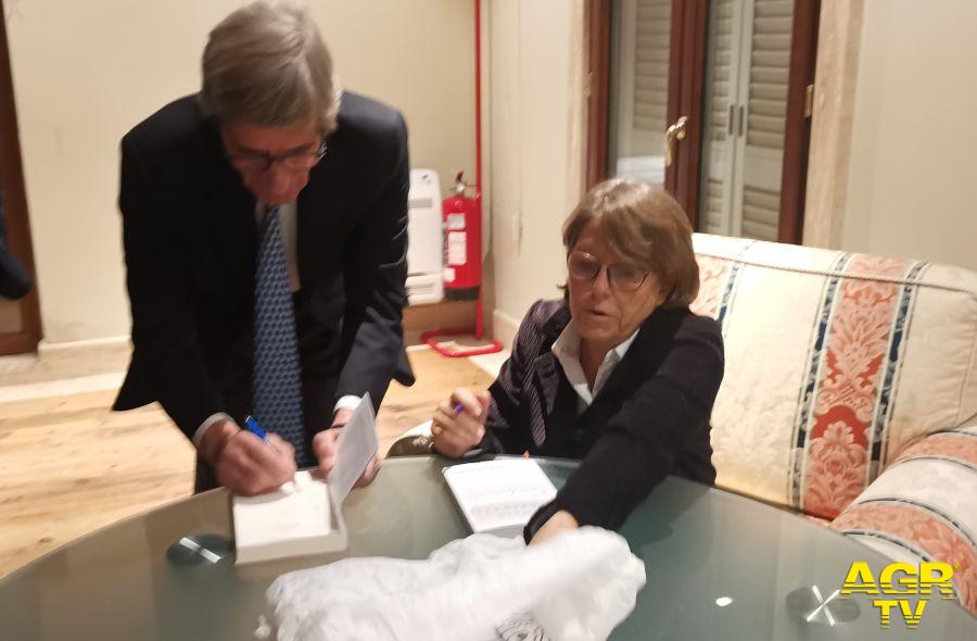 Stefano e Serena Andreotti firmano le copie del libro