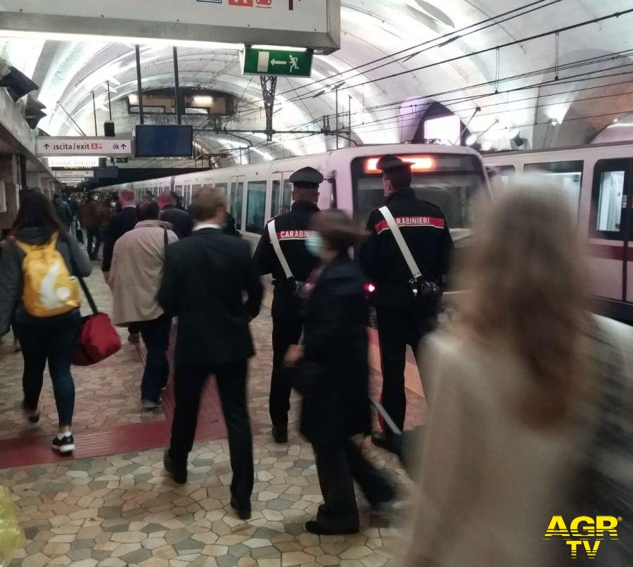 Carabinieri controlli serrati su bus e metro anti-borseggio