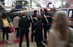 Borseggiatore romeno arrestato dai carabinieri, sulla linea A aveva rubato un portafogli con 700 euro e carte di credito