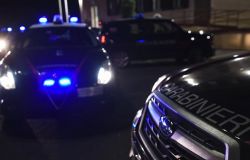 Roma, minaccia di morte la madre impugnando un coltello sotto gli occhi dei carabinieri, in manette 22enne