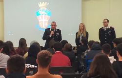 Colleferro, uso consapevole dei social e dipendenze, a scuola dai carabinieri