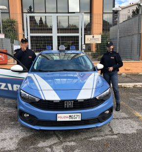 Roma, scoperta centrale di spaccio, accessibile solo da un passaggio segreto in un mobile artigianale, arrestato 32enne