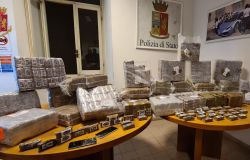 Roma, in casa nascondevano 230 kg. di hashish in dieci borsoni di palestra, arrestata una coppia di magrebini