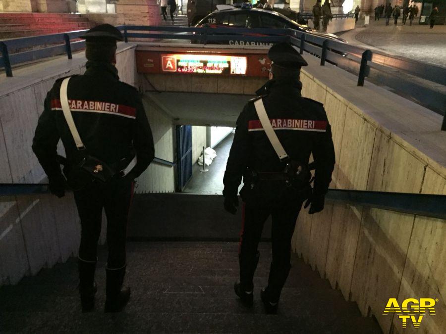Carabinieri controlli nelle stazioni metro di Roma