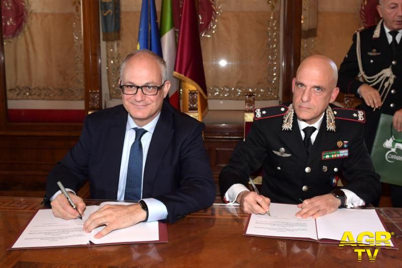 Il sindaco Gualtieri  ed il generale Valerio Giardina sottoscrivono l'accordo