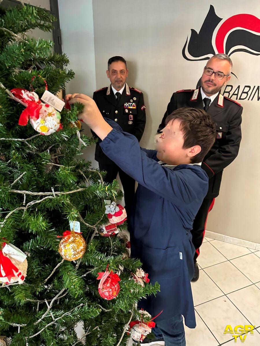 Carabinieri bambini addobbano albero in caserma
