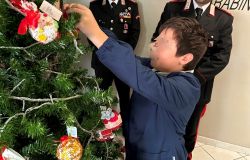 Vicovaro, i bambini nella caserma dei carabinieri per addobbare l'Albero di Natale
