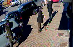 Roma, distraevano gli anziani per sottrargli bancomat e pin per prelevare contanti, tre romeni arrestati