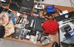 Roma, pusher con la passione delle armi, arrestato a Spinaceto