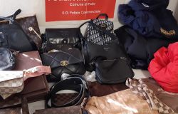 Prato- Polizia municipale, sequestrati prodotti con marchi di alta moda contraffatti nascosti in un negozio di abbigliamento
