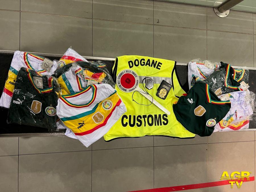Agenzia Dogane Monopoli Aeroporto di Firenze: sequestrate maglie contraffatte dei Mondiali di Calcio