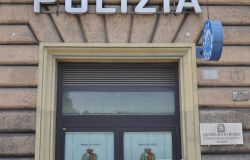 Ponte Vittorio, la gambe a penzoloni sulla balaustra, una ragazza in lacrime, provvidenziale.... l'intervento di due poliziotti
