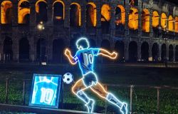 L’opera di Mako Shock,  apparsa al Colosseo e dedicata a Maradona, va all’asta per beneficenza