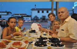 Fiumicino, tutti a mangiare gli spaghetti con le vongole