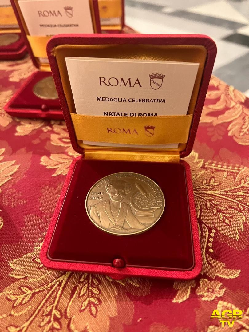 Roma la medaglia celebrativa consegnata a dipendenti Atac, Tassisti e Ncc
