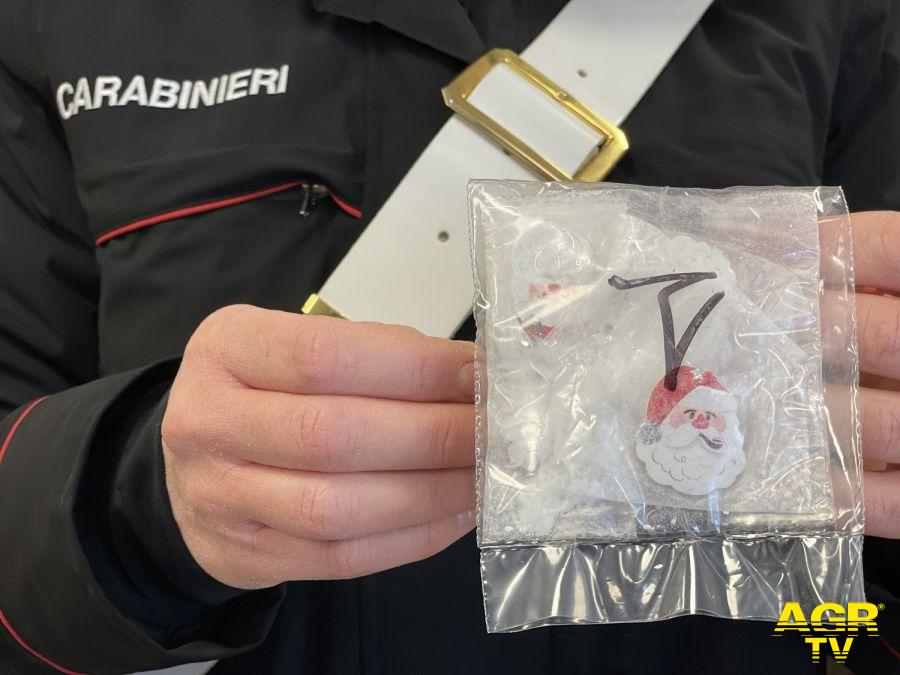 Carabinieri droga sequestrata con effige di Babbo Natale