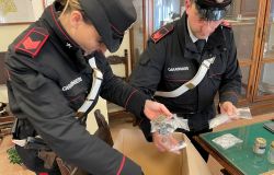 Carabinieri droga sequestrata con effige di Babbo Natale