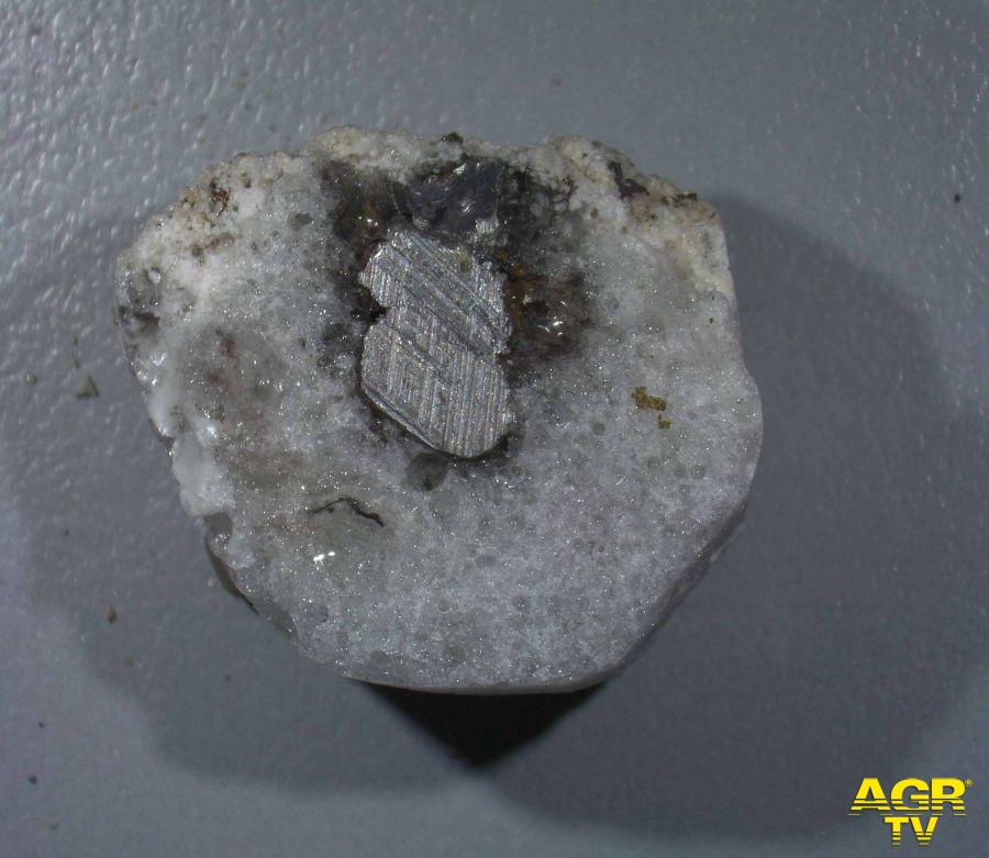 Il campione di fulgurite, nella parte metallica al centro è stato individuato il nuovo quasicristallo (Fonte foto Università degli Studi di Firenze)