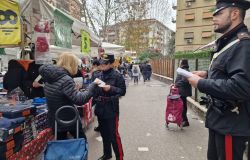 Truffe agli anziani, i Carabinieri consegnano volantini con un vademecum per mettere in guardia gli anziani