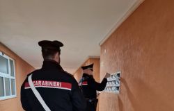 carabinieri la consegna dei volantini anti-truffa agli anzian