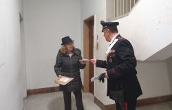 carabinieri la consegna dei volantini anti-truffa agli anzian