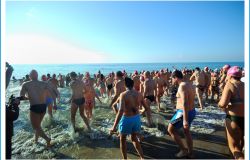 Ostia, oltre 250 nuotatori al bagno di Capodanno, record di partecipazione