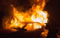 Roma, decine di auto in fiamme, nessun ferito