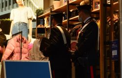 Roma, furti nei centri commerciali, in sette finiscono nella rete dei carabinieri