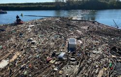 Tevere, resta fino all'estate la barriera antirifiuti posizionata dalla Regione