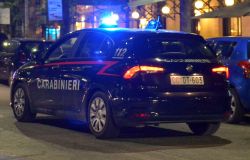 Roma, tenta di scippare la borsetta ad una 24enne, le urla della donna lo mettono in fuga e finisce tra le braccia dei carabinieri