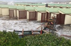 Ostia, la nuova mareggiata fa paura ed il mare avanza. Roma, chiuse le banchine del Tevere