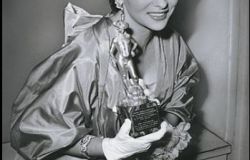 Gina Lollobrigida con il David di Donatello 1956