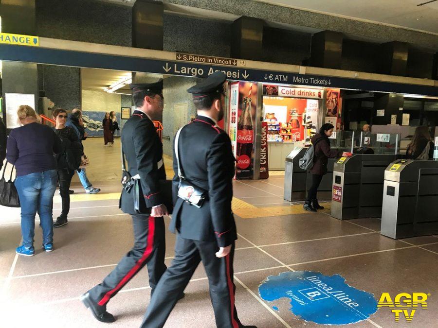 Carabinieri controlli fermate metro