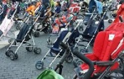 passeggini vuoti davanti al Campidoglio
