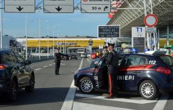 Fiumicino – controlli dei CARABINIERI nello scalo aeroportuale internazionale “LEONARDO DA VINCI”.