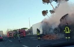 Autostrada bloccata all'altezza della stazione di servizio mascherone est direzione nord A1 Milano-Napoli per l’incendio di un articolato con rimorchio