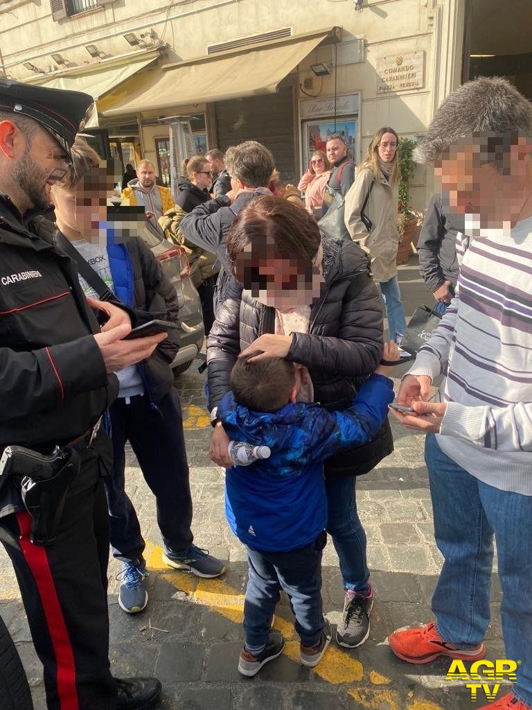 Carabinieri bimbo spagnolo smarrito riconsegnato ai genitori
