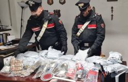 Roma, soldi, armi e droga, 6 arresti e 3 kg. di stupefacenti sequestrati