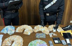 Roma, lo arrestano per droga, nella perquisizione domiciliare gli trovano 50 mila euro in contanti